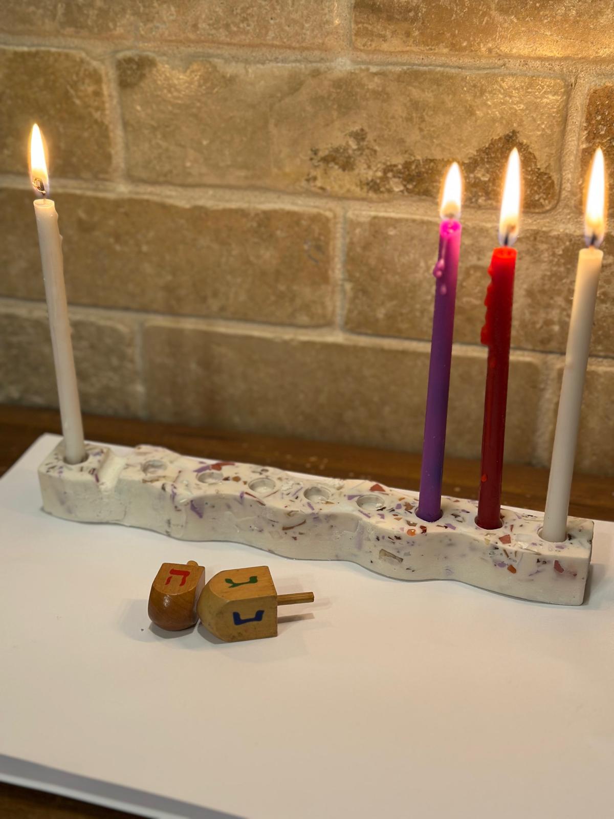 צילום של חנוכיה עם נרות