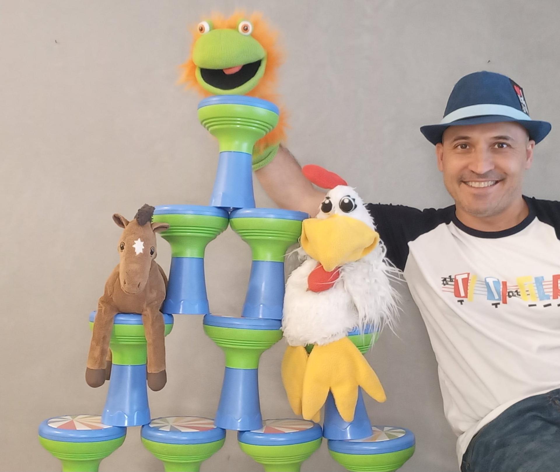 תמונה של דן עם בובות מההצגה המוזיקאלית