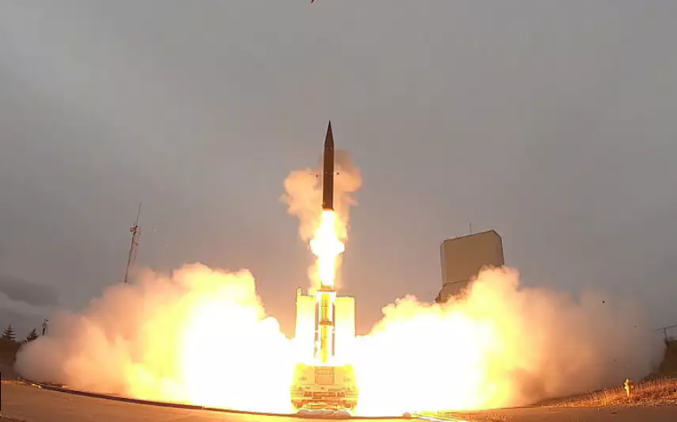 צילום של שיגור הטיל נץ