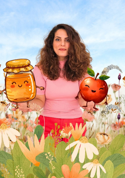 צילום של גלי עם צנצנת דבש ודבורה